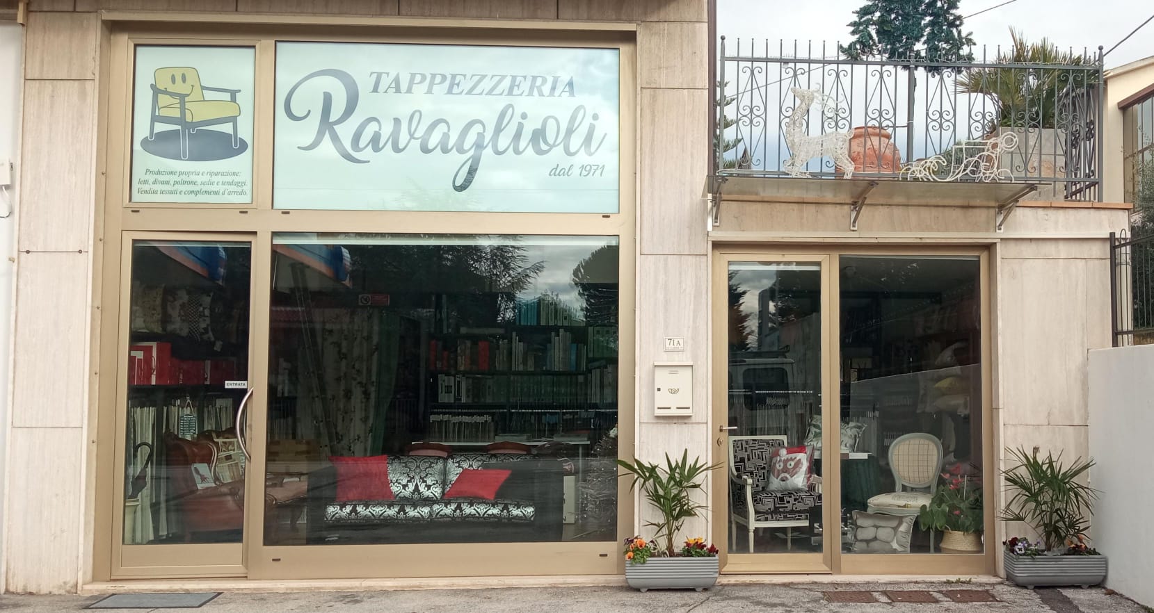 Vetrina della Tappezzeria Ravaglioli a Osimo