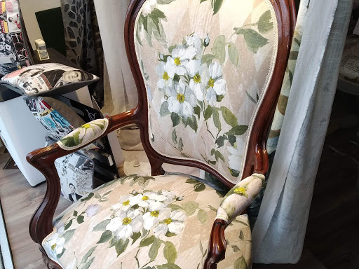 Poltrona classica rivestita con tessuto floreale