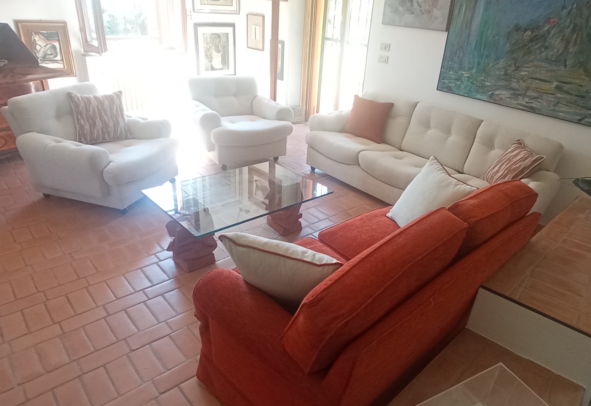 Salotto con divano e poltrone coordinate