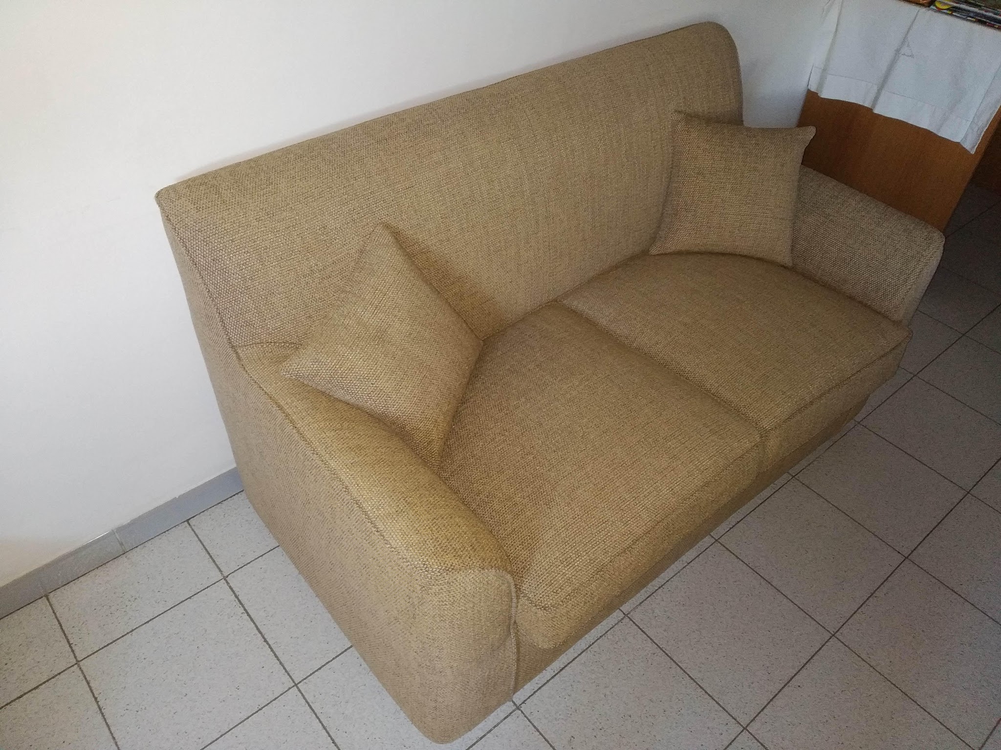 Divano rivestito in tessuto neutro
