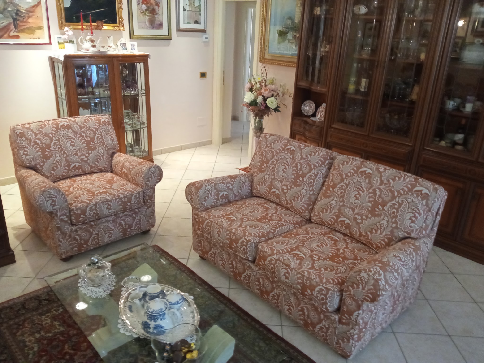 Divano e poltrona rivestiti con motivo damascato